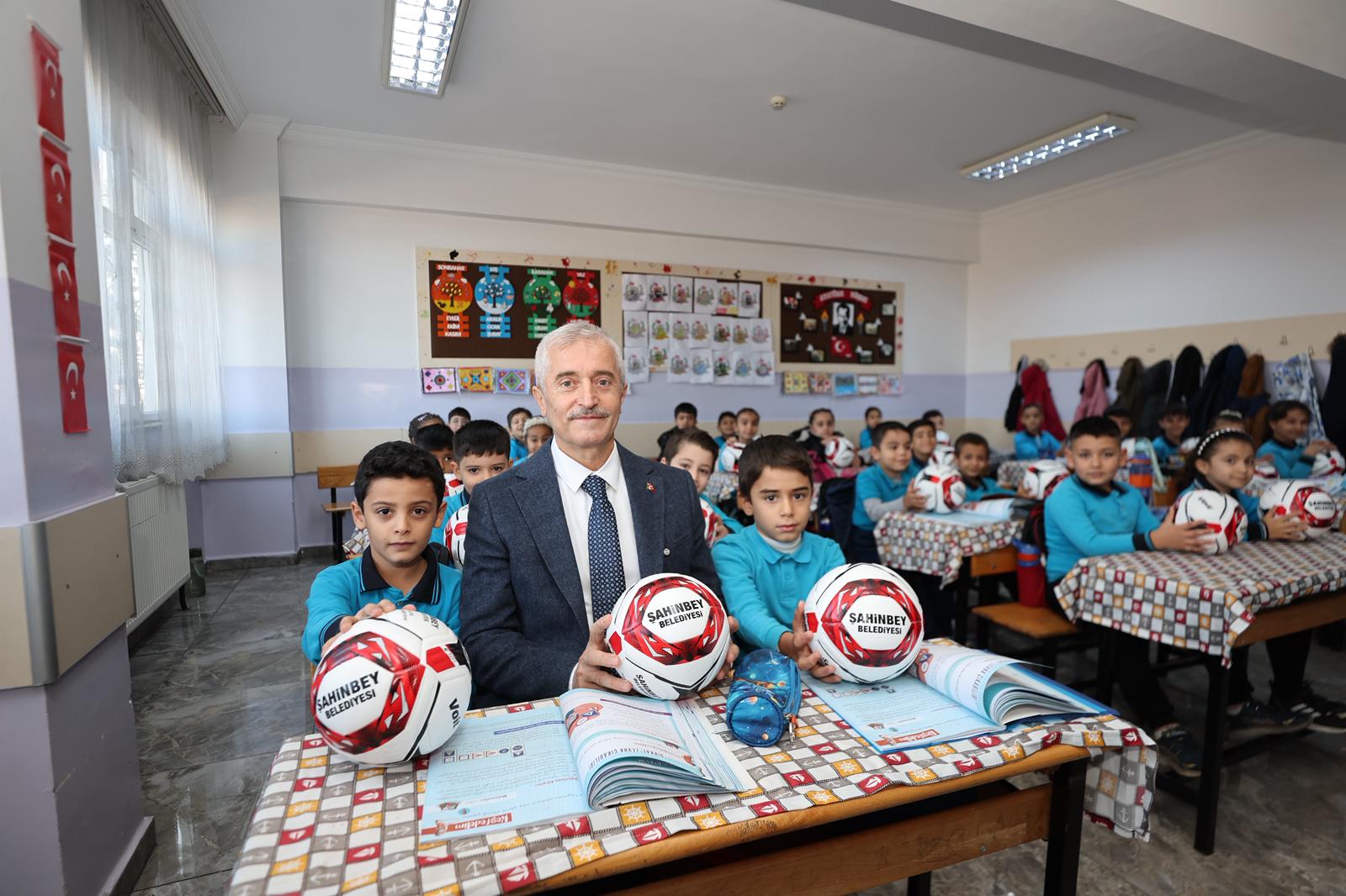 Bakanmz Okulunu Temiz Tutan lkokul rencilerine Top Hediye Ediyor