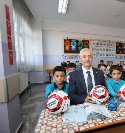 Bakanmz Okulunu Temiz Tutan lkokul rencilerine Top Hediye Ediyo