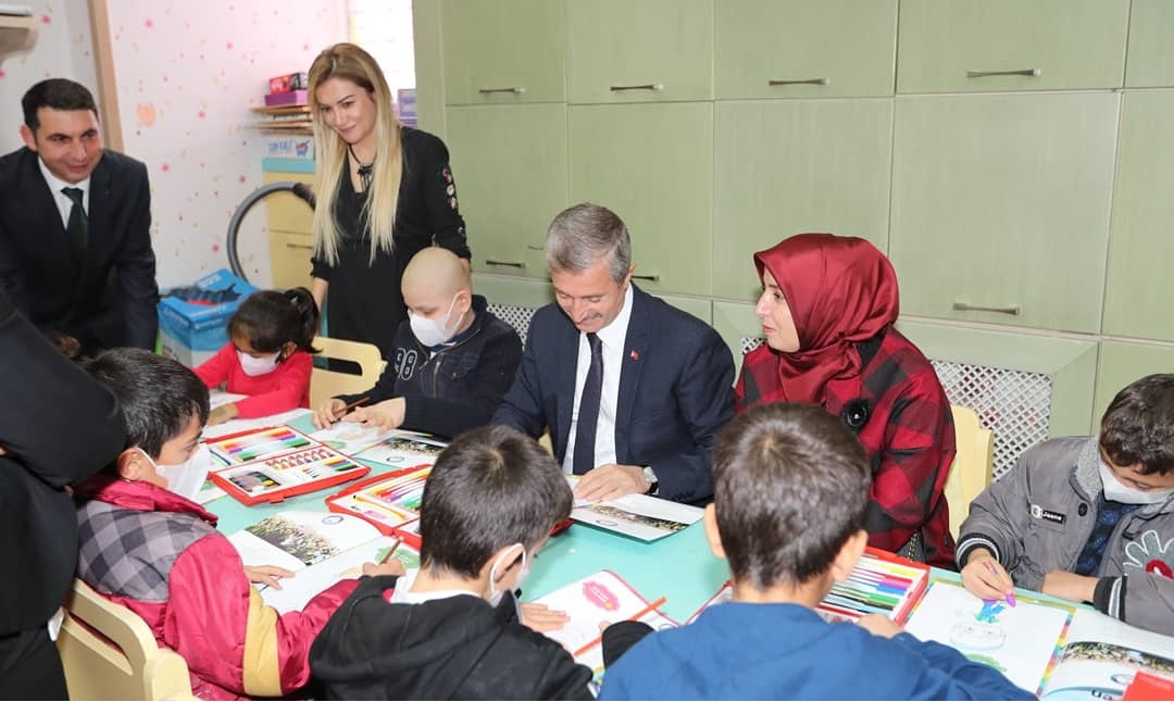 Bakanmzdan Lsemili ocuklara Moral Ziyareti