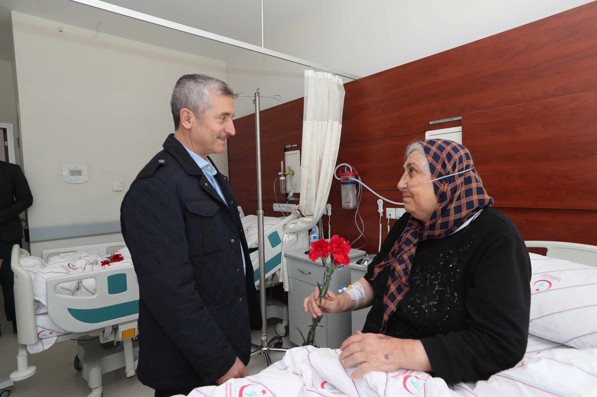 Başkanımız Kadınlara Karanfil Dağıttı