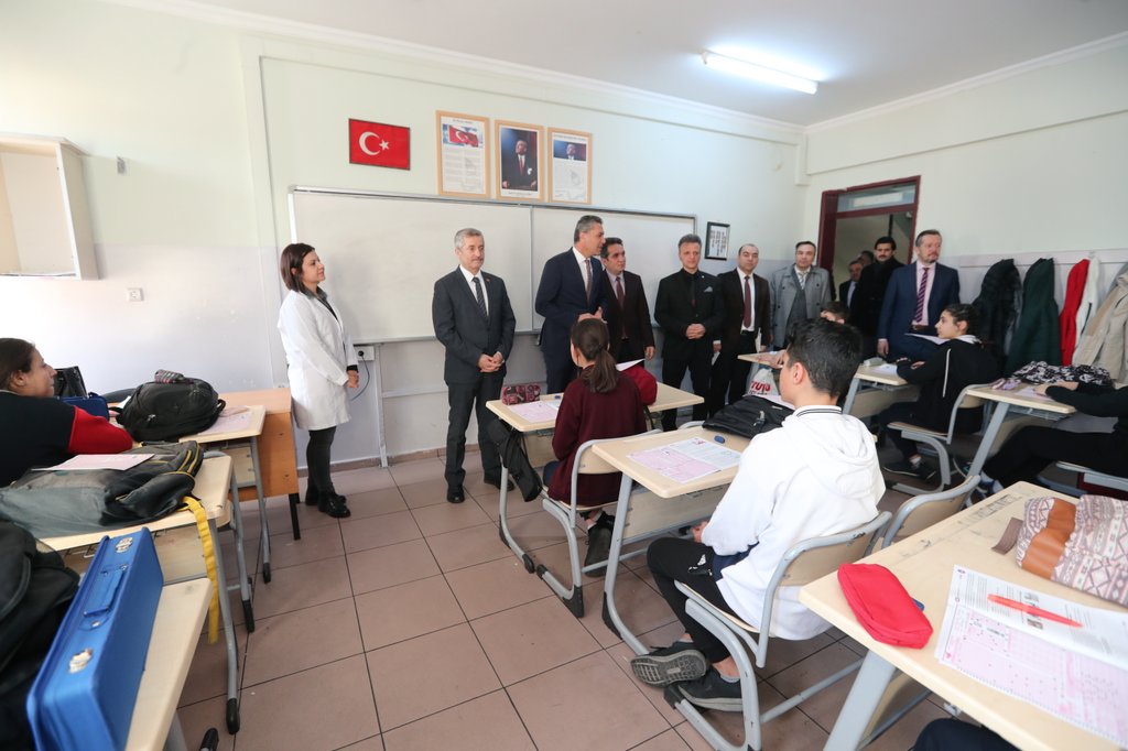 Bakanmz Kds ncesi rencilere Moral Verdi