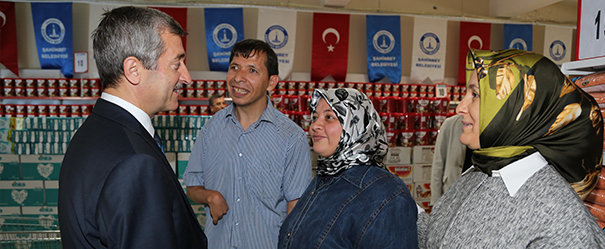 Başkan Tahmazoğlu, Sosyal Marketi Gezdi