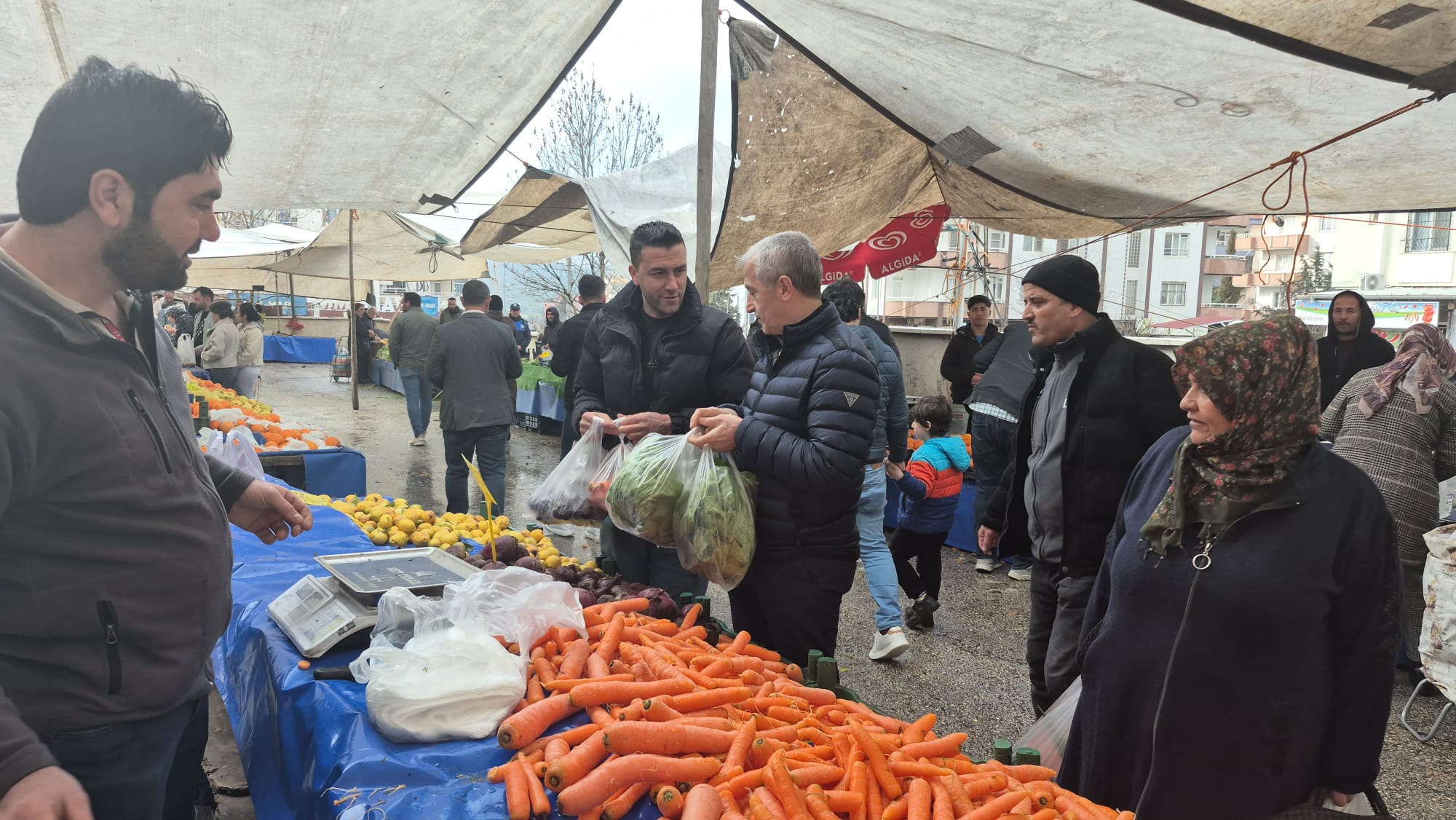 Ba�kan�m�z Semt Pazar� Esnaf�n� Ziyaret Etti