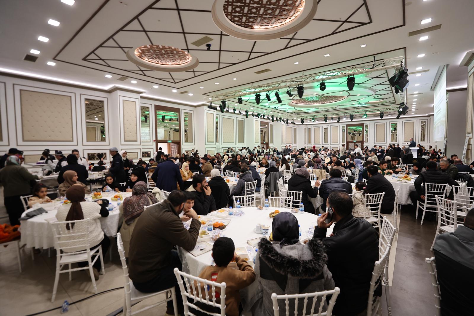 Ba�kan�m�z K�be Kokulu Gen�lerle Bulu�tu