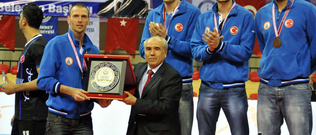 T�rkiye Voleybol Federasyonundan Ba�kan Tahmazo�lu�na Te�ekk�r Plaketi