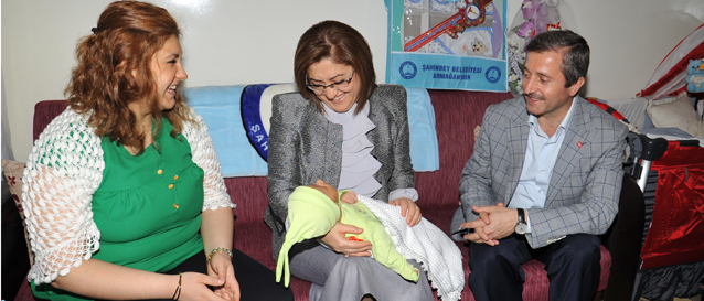 Bakan �ahin Ba�kan Tahmazo�lu �le Birlikte 10 Bininci Bebe�e Ho�geldin Dedi