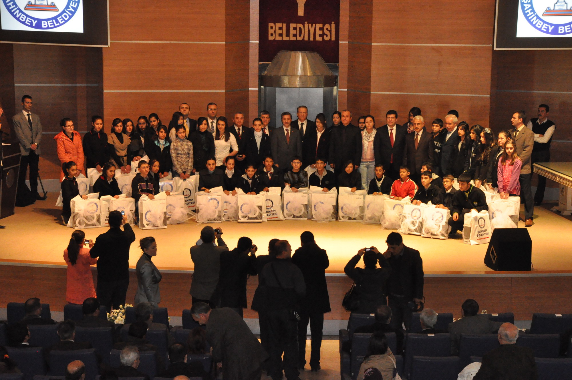 ahinbey Okul Birincisi 143 renciye Dizst Bilgisayar Hediye Etti