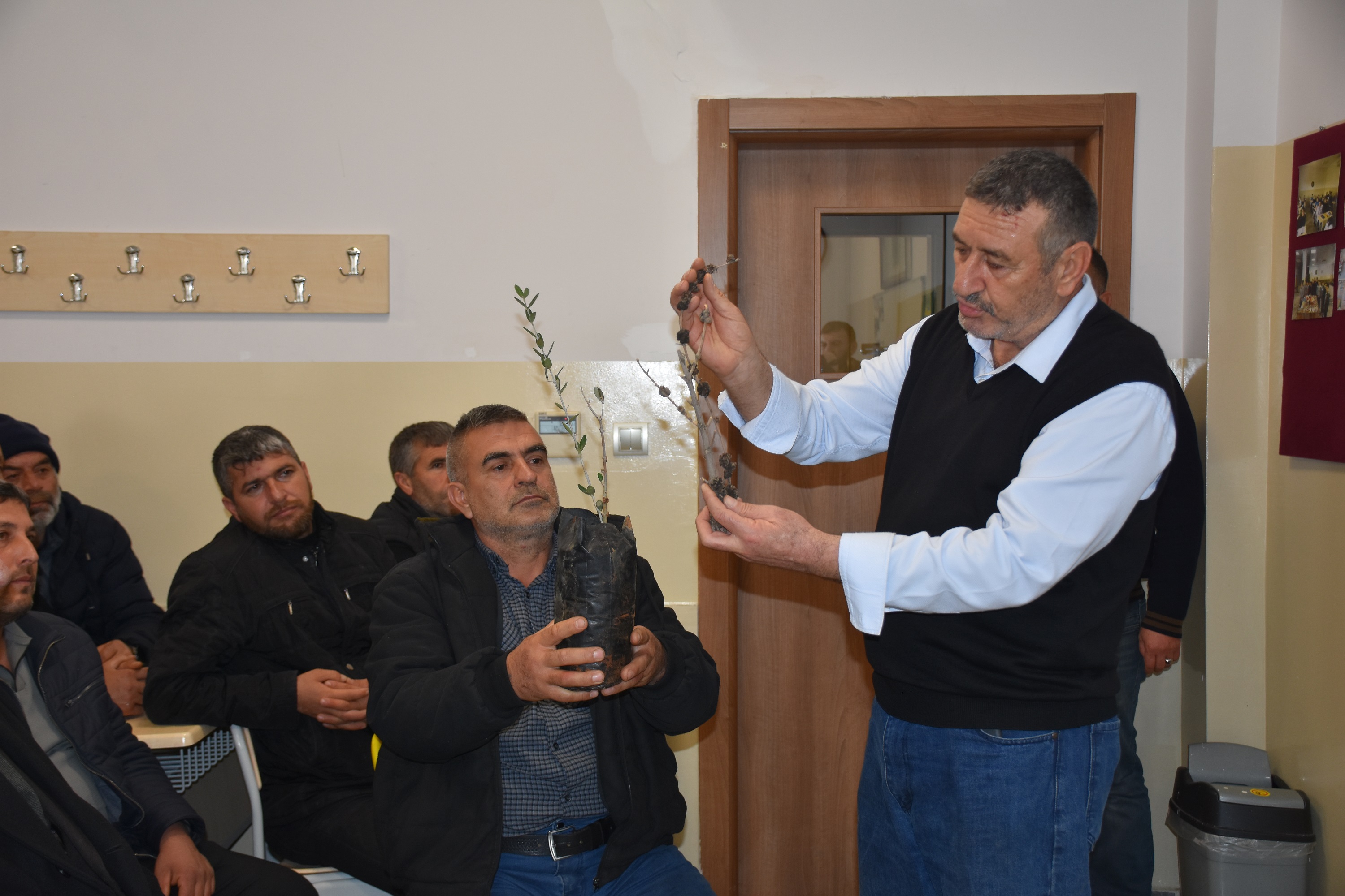 Belediyemizden �ift�ilere Budama E�itimi