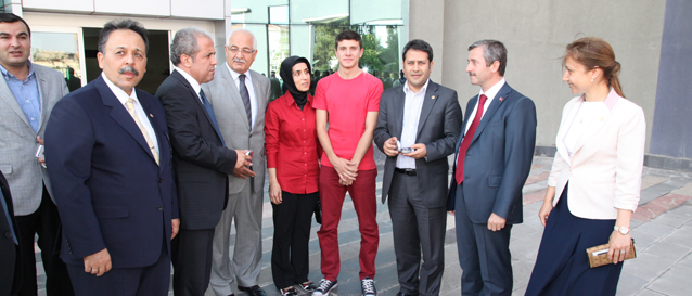 Bakan Tahmazolu, Ekrem Demirba simli Gence itme Cihaz Hediye Etti