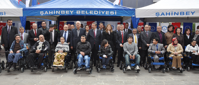 �ahinbey Belediyesi 77 Engelli Vatanda�a Ak�l� ve Manuel Sandalye Hediye Etti