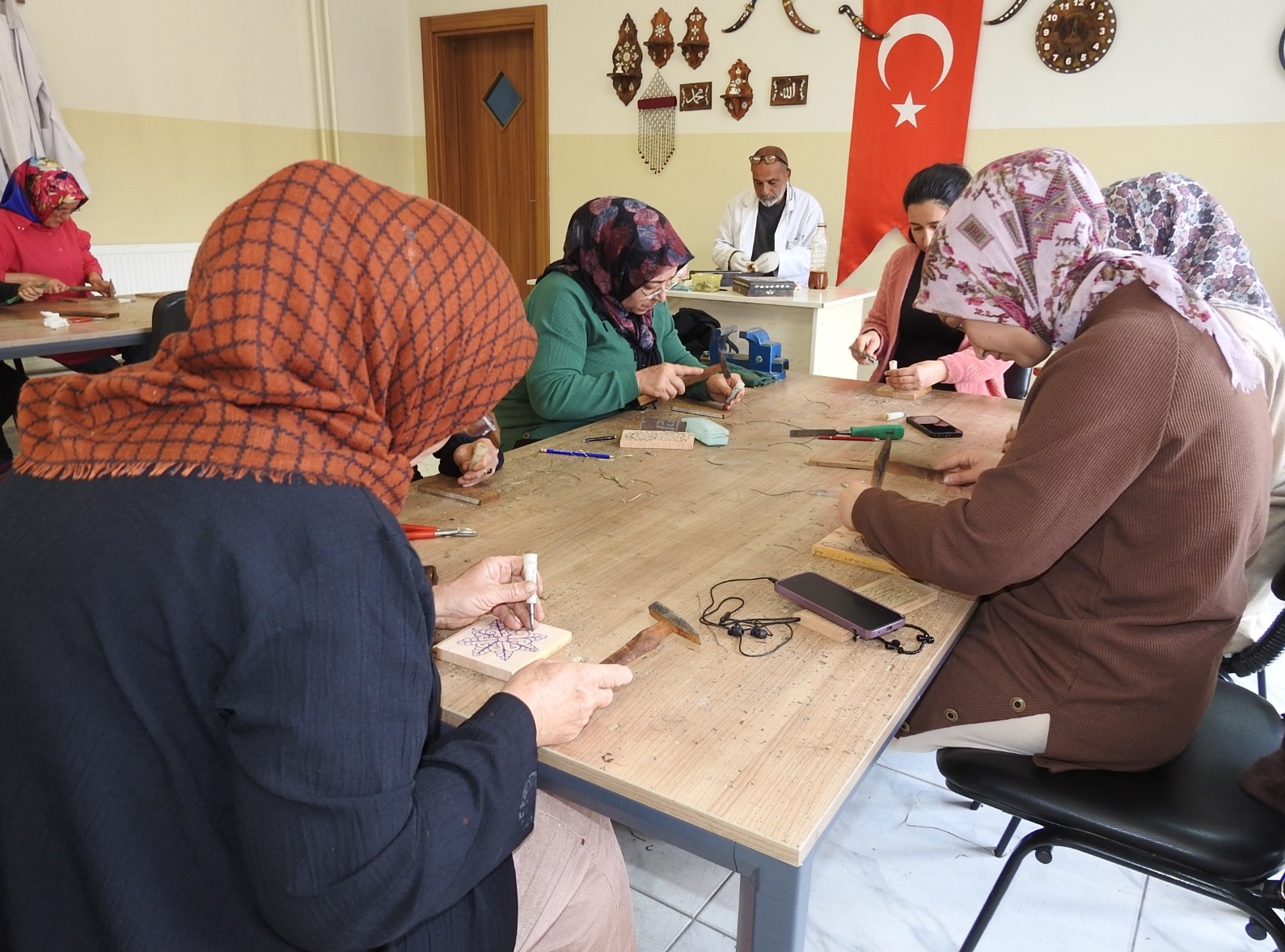 Kadnlar, Sedef Kakma lemeciliini ahinbey Belediyesi Tesisilerinde reniyor