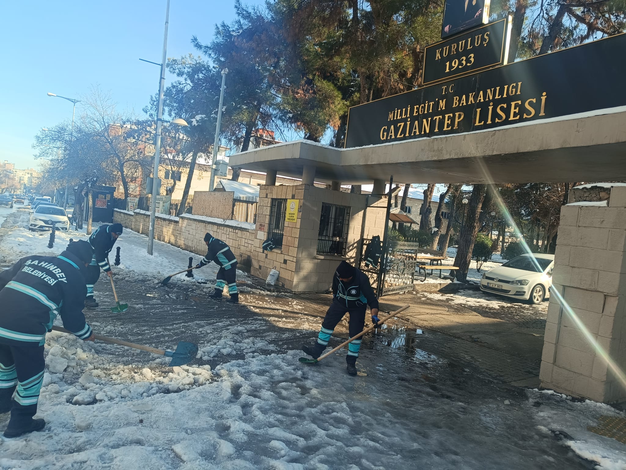 Belediyemiz Okul Etraflar�n� Ve Yollar�n� Temizledi