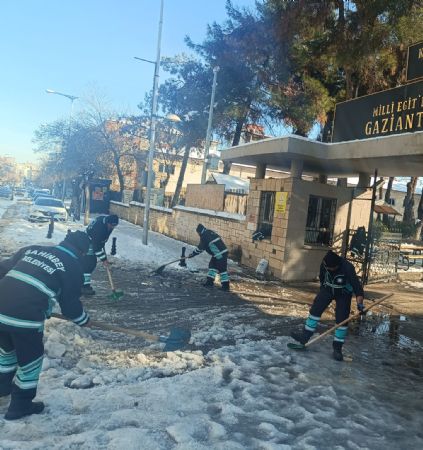 Belediyemiz Okul Etraflar�n� Ve Yollar�n� Temizledi