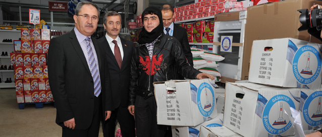 ahinbey Belediyesi 1300 Suriyeli Snmac Aileye Gda ve Giyim Yardm Yapt