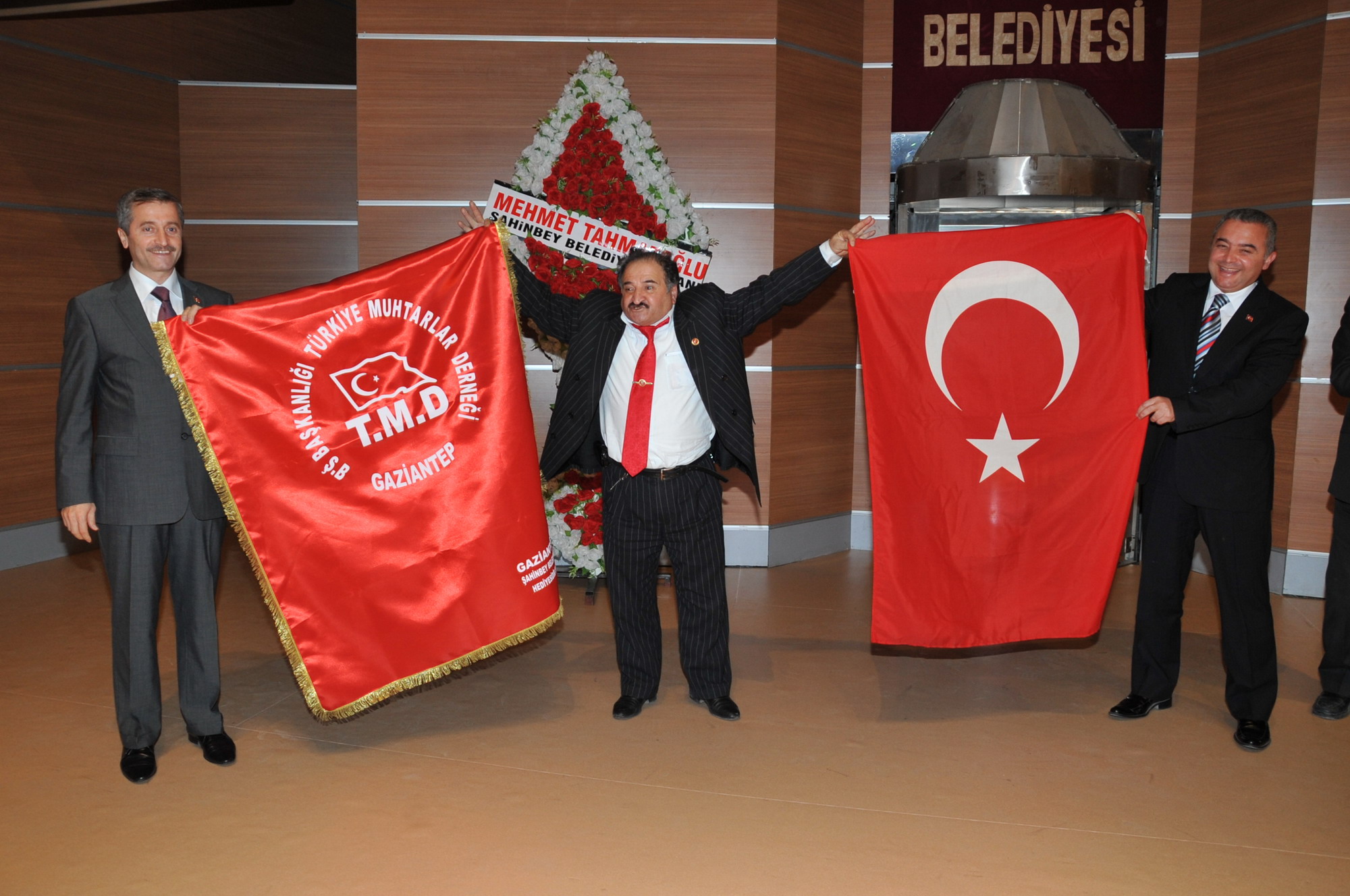 ahinbey Belediyesi 183 Muhtara Bayrak Hediye Etti