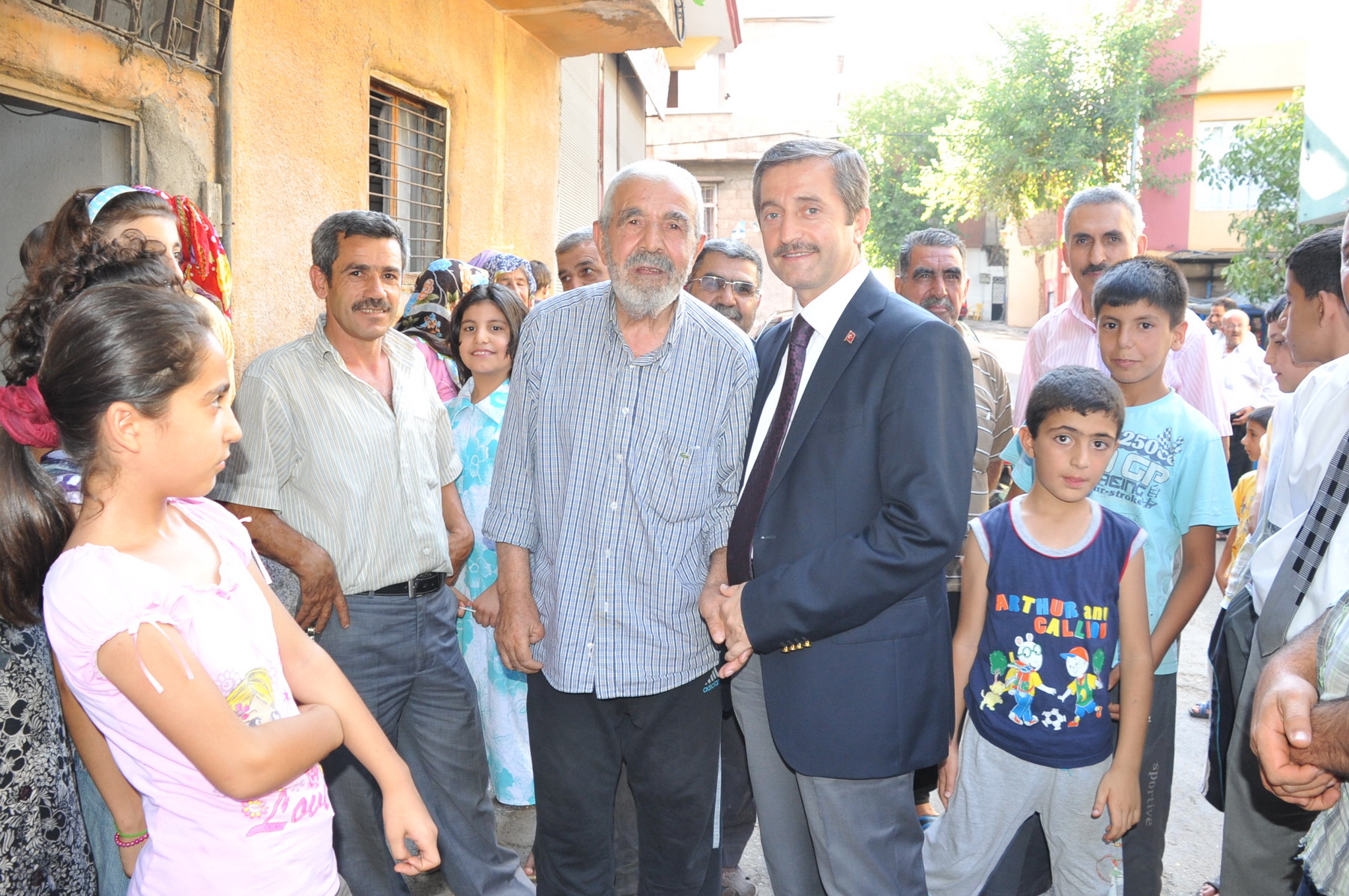 Bakan Tahmazolu ahinbeyin ehresini Deitiriyor