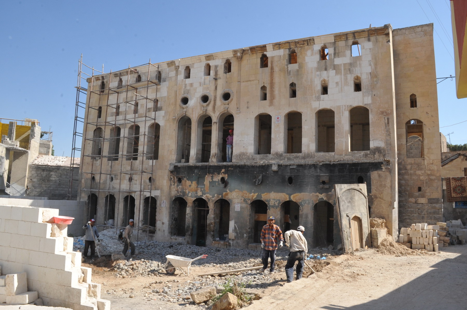 Gmrk Han Ve Bostanc Mektebi Restorasyonu Devam Ediyor