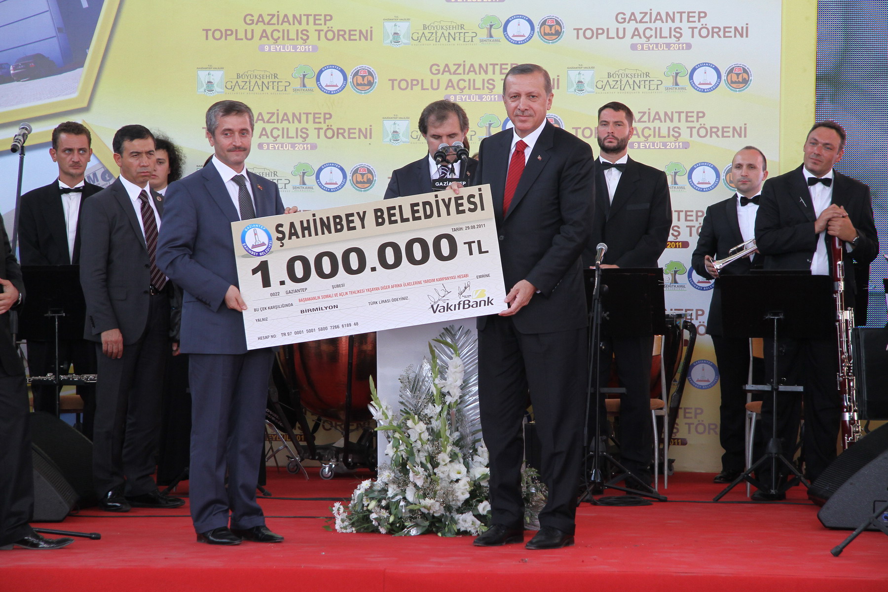 Tahmazolu 1 Milyon TLlik Somali Yardm ekini Babakana Verdi