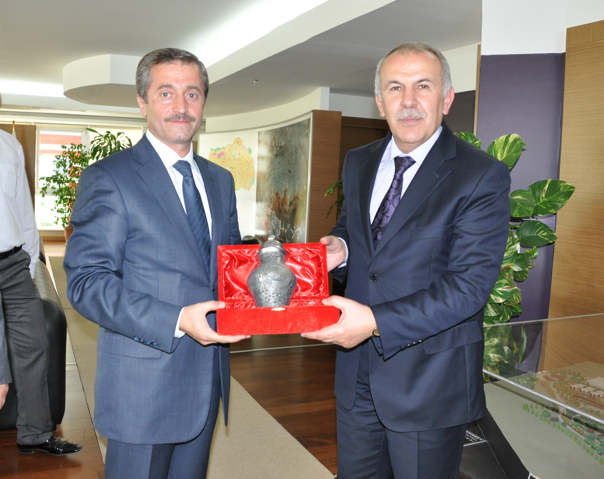 Vali Atadan Bakan Tahmazoluna Hizmet Teekkr
