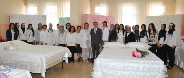 Bakan Tahmazolu, Kursiyerlerin Sergisini At