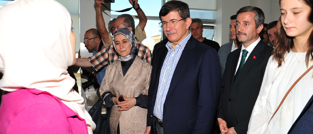 Bakan Davuto�lu, Ya�ar Torun Gen�lik Merkezini Ziyaret Etti