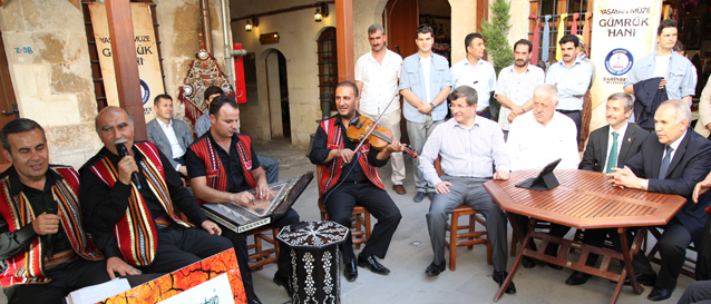 Bakan Davuto�lu, Tarihi G�mr�k Handa Antep T�rk�leri Dinledi