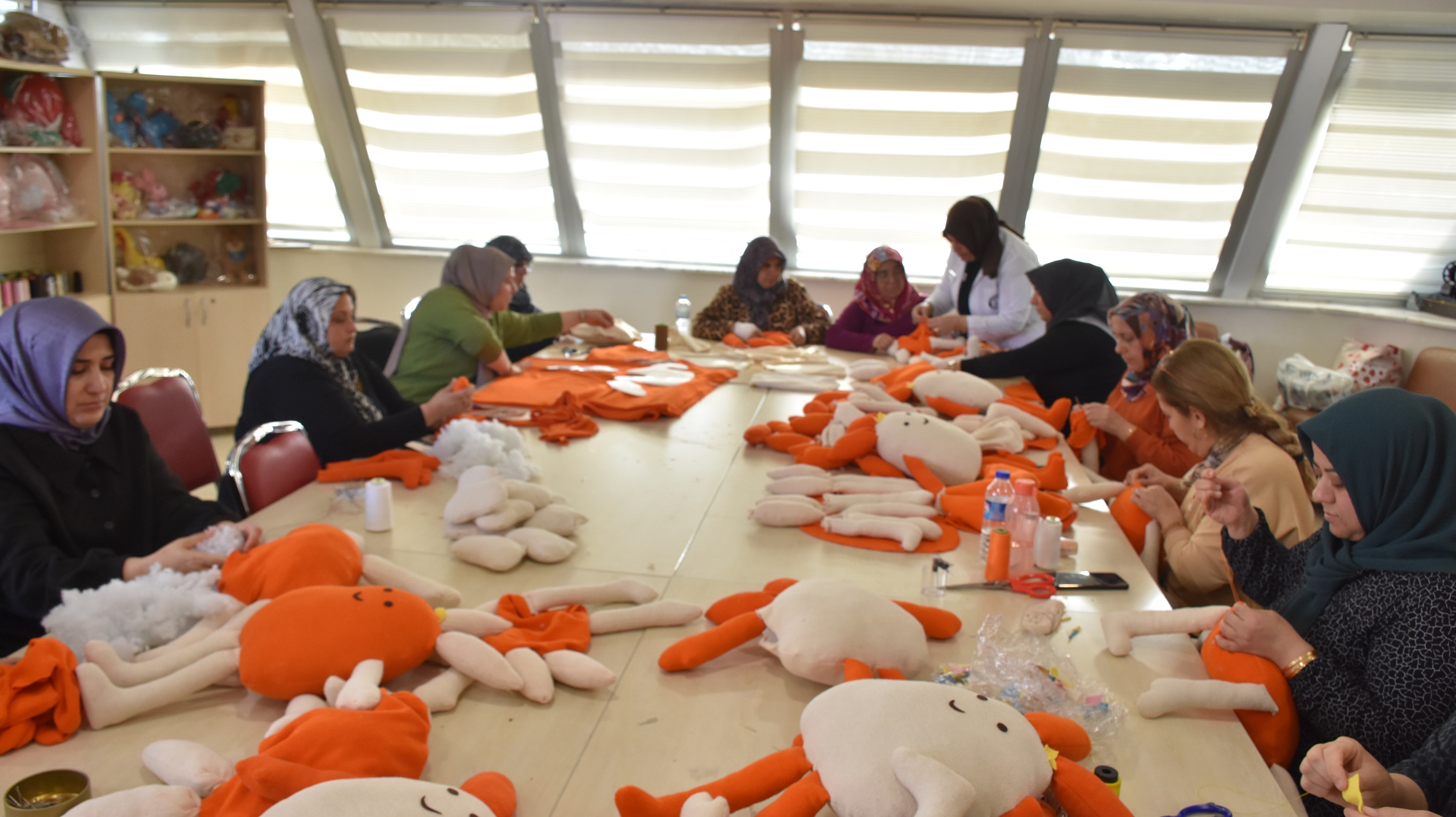 Kursiyerlerden Lsemili ocuklara El Emei Hediye