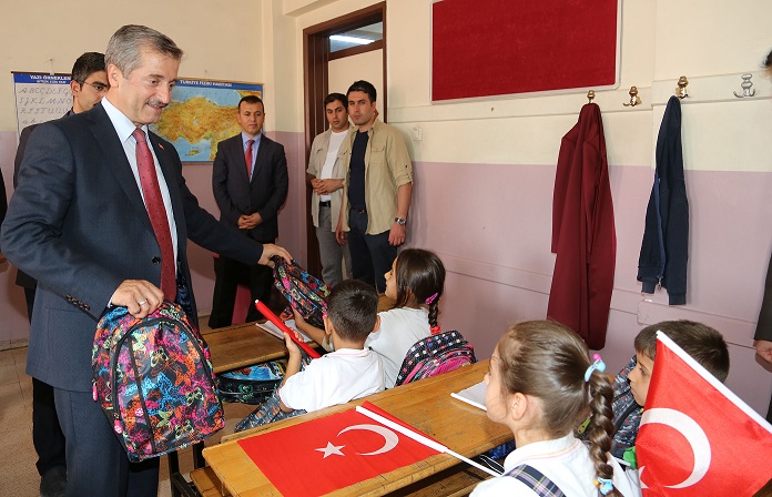 ahinbey Belediyesinden 20 Bin renciye anta Ve Krtasiye Destei