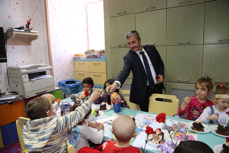 Bakan Tahmazolundan Lsemili ocuklara Ziyaret