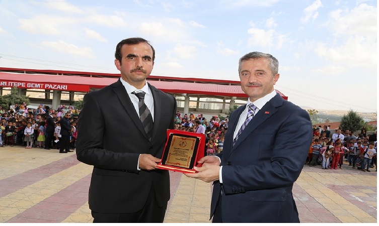 Bakan Tahmazoluna Eitimcilerden Plaket
