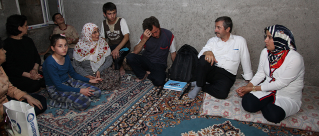 Ba�kan Tahmazo�lu, Gece Yap�lan Aile Ziyaretlerinde Sorunlar� Dinledi