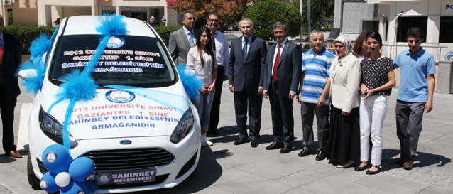 �ahinbey Belediyesi �niversite 1.sine Otomobilini Teslim Etti