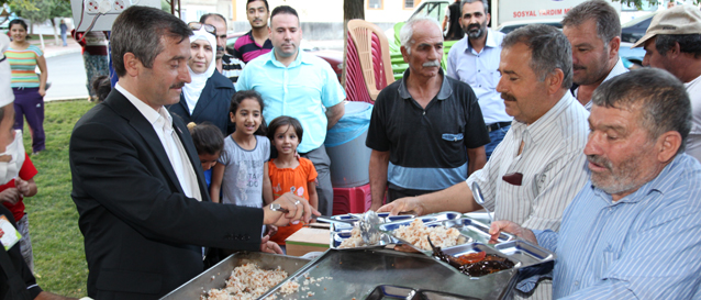 Ba�kan Tahmazo�lu, �ftar �ad�r�nda Yemek Da��tt�