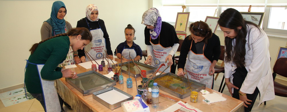 Kadnlar ahinbeyde Ebru Yaparak Stres Atyor