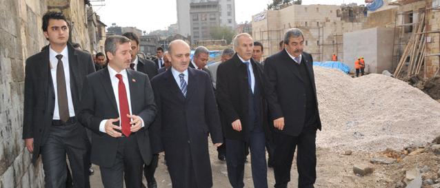 Bakan Bayraktar, �ahinbey Belediyesi Sokak Sa�l�kla�t�rma Alan�n� Gezdi