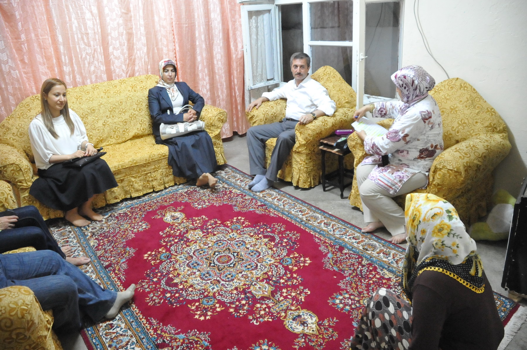 Bakan Tahmazolu Gece Yars Aileleri Evlerinde Ziyaret Ediyor