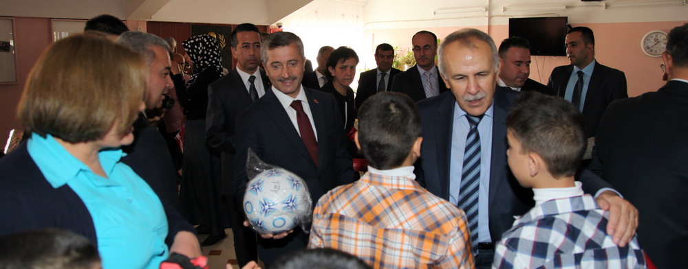 Bakanmz, ocuk Yuvasn ve Huzur Evini Ziyaret Ederek Bayramlat