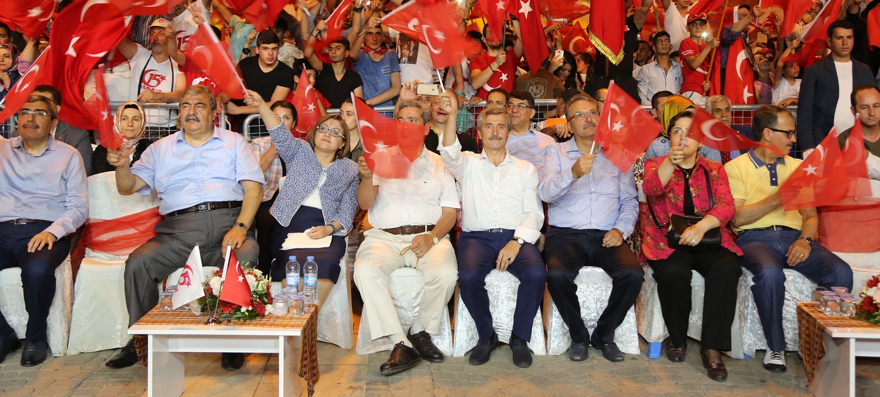 Aziz Milletimizin radesi Yine Meydanlardayd