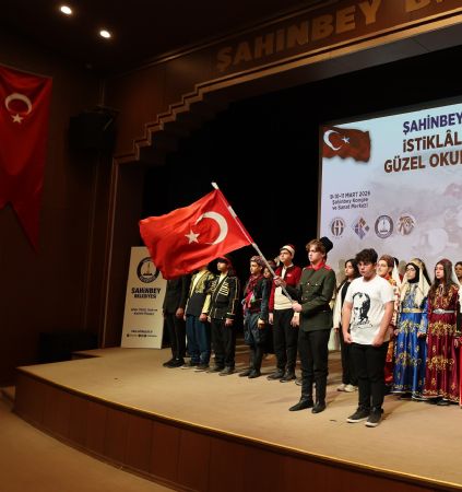 �ahinbeyli ��renciler �stiklal Mar��n� En G�zel Okumak ��in Yar��t�