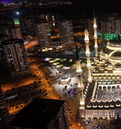 Sakal-� �erif Kadir Gecesinde �ahinbey Millet Camii�nde