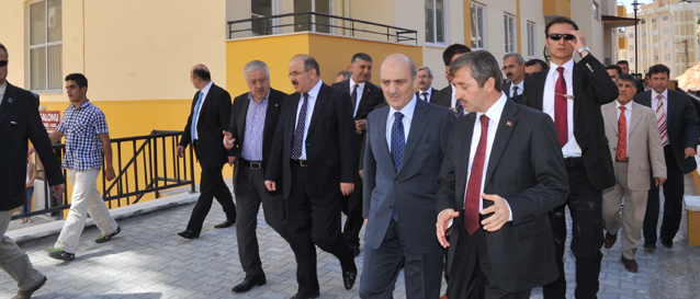Bakan Bayraktar, Yeşilvadi 702 ve 300 Evler Konut Alanlarını Gezdi