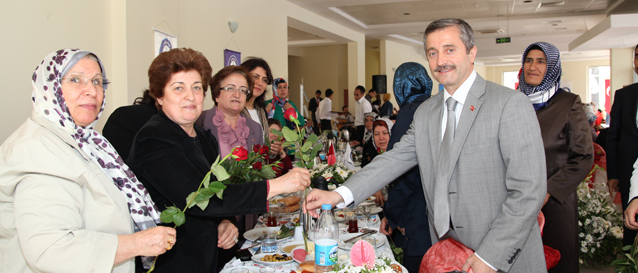 Ba�kan Tahmazo�lu, Bayanlar�n Anneler G�n�n� Kutlad�