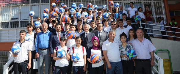 Bakan Tahmazolu Genlerle Hep Bir Arada
