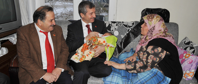 Başkan Tahmazoğlu, Rüya Bebeği Evinde Ziyaret Etti