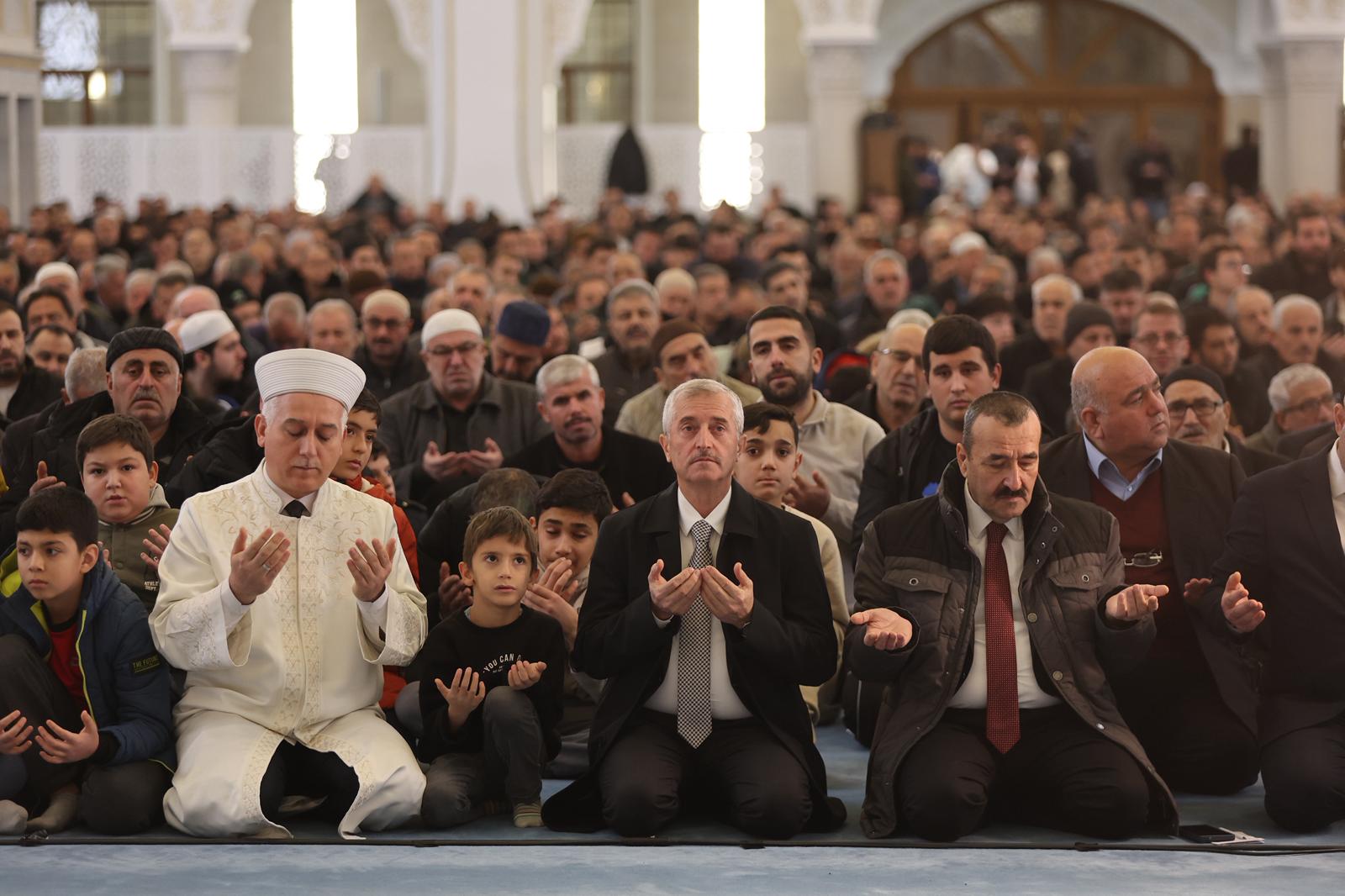 Mira� Gecesinde �ahinbey Millet Camii Doldu Ta�t�