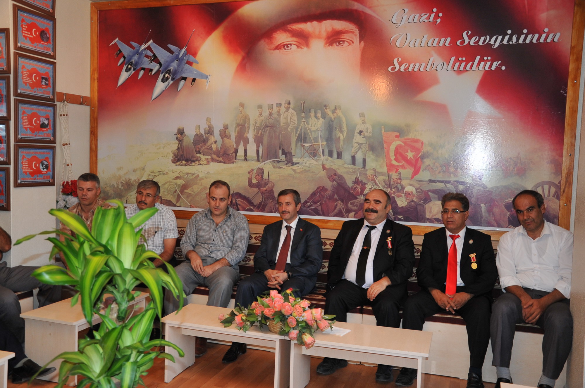 Bakan Tahmazolundan Gazilere Anlaml Ziyaret