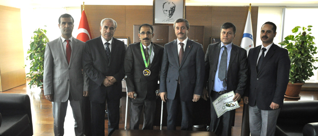 Ba�kan Tahmazo�lu, �ahinbey�li D�nya �ampiyonlar�n� A��rlad�