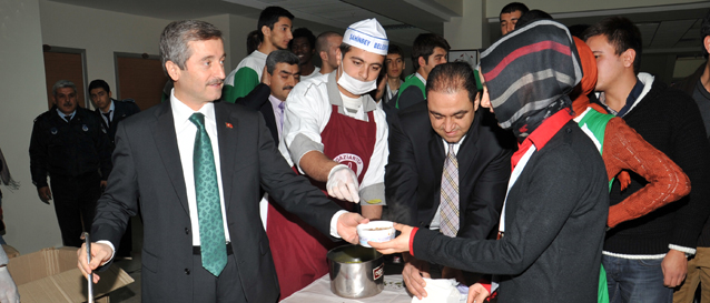 �ahinbey Belediyesi Zirve �niversitesi ��rencilerine A�ure �kram� Yapt�