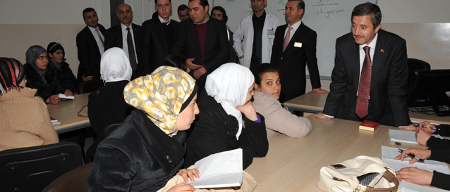 �ahinbey Belediyesi 570 Suriyeliye Lise ve T�rk�e Okuma Yazma E�itimi Veriyor