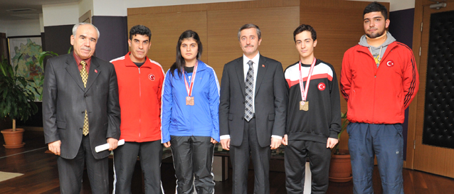 Ba�kan Tahmazo�lu, �ahinbey�li �ampiyonlar� A��rlad�